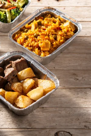 take-away-healthy-food-foil-boxes-wooden-table (2)